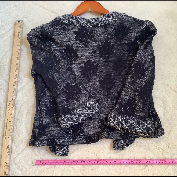 A sweater top - Picture 4 of 5